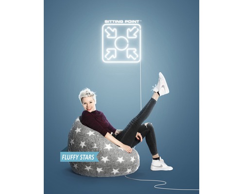 Žena sedí v sivom sedacom vaku so vzorom hviezdy pod logom ''Sitting Point''