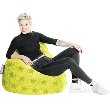 Žena sedí vo svetlozelenom sedacom vaku s hviezdnym vzorom