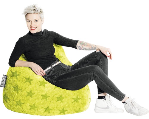 Žena sedí vo svetlozelenom sedacom vaku s hviezdnym vzorom
