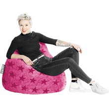 Žena sedí na ružovom sedacom vaku so vzorom hviezd