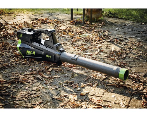 Akumulátorový fúkač lístia For Q na dlažobných kockách s lístím