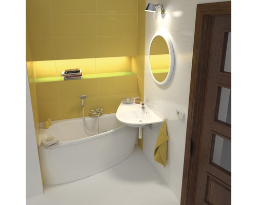 Kúpeľňa s vaňou, umývadlom a zrkadlom