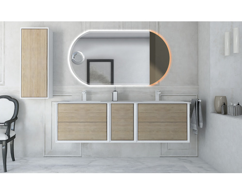 Kúpeľňa s umývadlovou skrinkou, zrkadlovou skrinkou a osvetleným zrkadlom