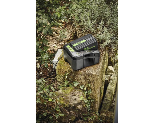 For_q batéria a nabíjačka na kameni vonku