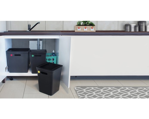 Tri čierne odpadkové koše v skrinke pod umývadlom v kuchyni.