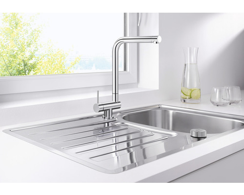 Kuchynský nerezový drez s vodovodnou batériou a odkvapkávacou plochou