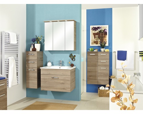 Interiér kúpeľne s umývadlom, zrkadlovou skriňou a vysokými skriňami vo svetlom drevenom dekore