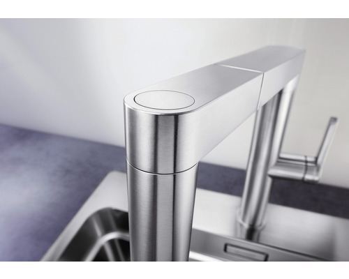 Detail nerezovej kuchynskej batérie