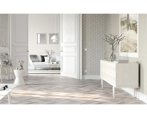 Svetlá miestnosť s parketovou podlahou do rybej kosti, komoda a umelecký ateliér