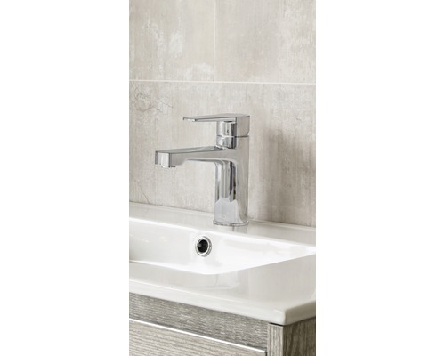 Umývadlo s batériou v kúpeľni