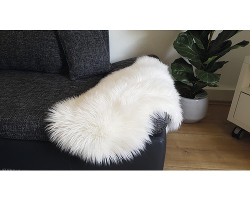 Biela ovčia koža na sivej pohovke