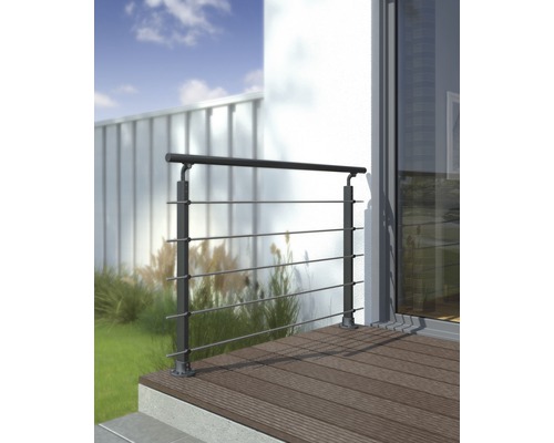Vonkajší pohľad na terasu s kovovým zábradlím