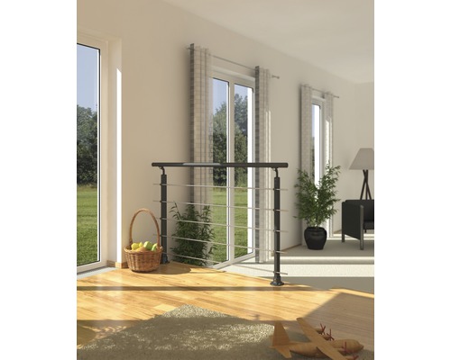 Svetlá izba so zábradlím, oknami a dekoráciami pre útulné bývanie