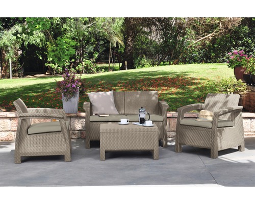 Záhradný nábytok s dvoma kreslami, pohovkou a stolom na terase v záhrade.