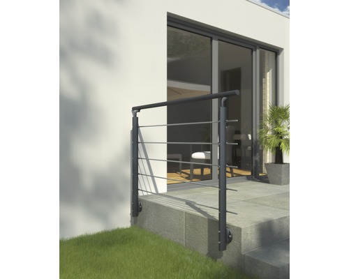 Kovové zábradlie pred terasovými dverami.
