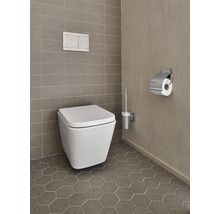 Moderná kúpeľňa so závesným WC, ovládacou doskou, WC kefou a držiakom papiera