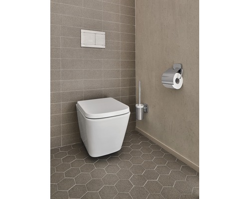 Moderná kúpeľňa so závesným WC, ovládacou doskou, WC kefou a držiakom papiera