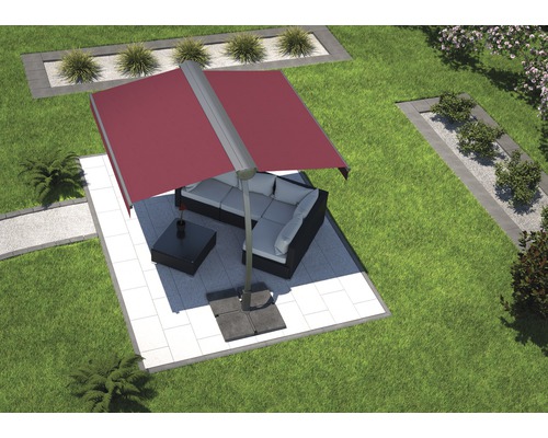 Scéna s výkyvným slnečníkom, terasovým nábytkom a záhradnou úpravou