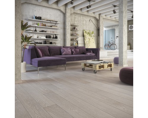 Obývacia izba s drevenou podlahou, pohovkou a policami