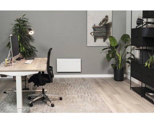 Kancelária so stolom, kancelárskou stoličkou, kúrením a dekoráciou