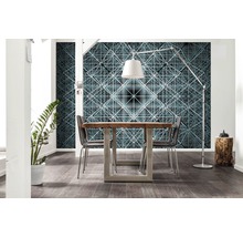 Jedáleň s geometrickou fototapetou, jedálenským stolom a stoličkami