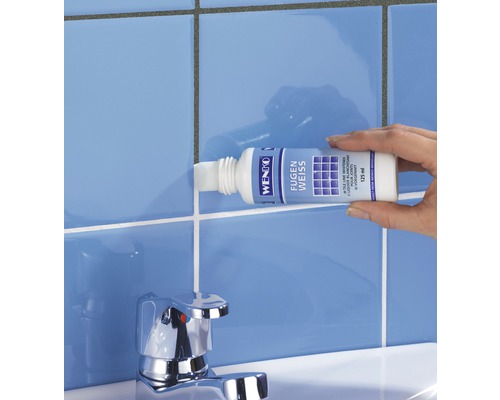 Obkladačky a škáry v kúpeľni s čističom škár.