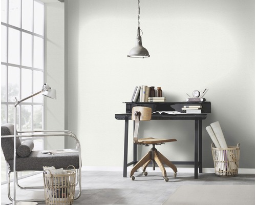 Svetlá pracovňa so stolom, stoličkou, lampou a dekoráciou