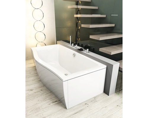 Moderná kúpeľňa s voľne stojacou vaňou a úložným priestorom