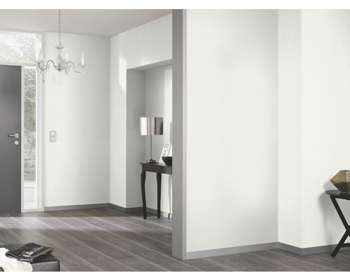 Svetlá izba s dverami, lustrom a drevenou podlahou.