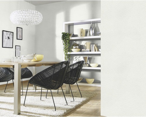 Jedáleň s jedálenským stolom, stoličkami, závesným svietidlom a regálom