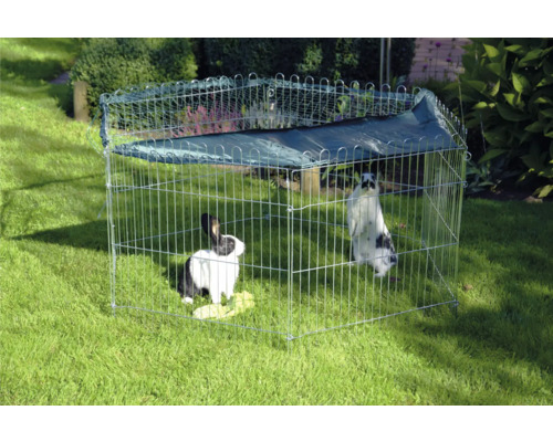 Vonkajší výbeh s krytom a dva králiky v záhrade