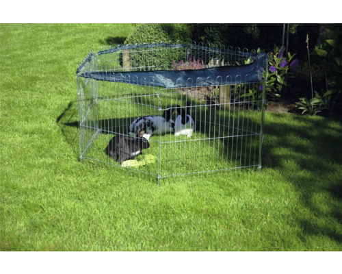 Kovová klietka pre malé zvieratá so slnečnou ochranou a králikmi v záhrade