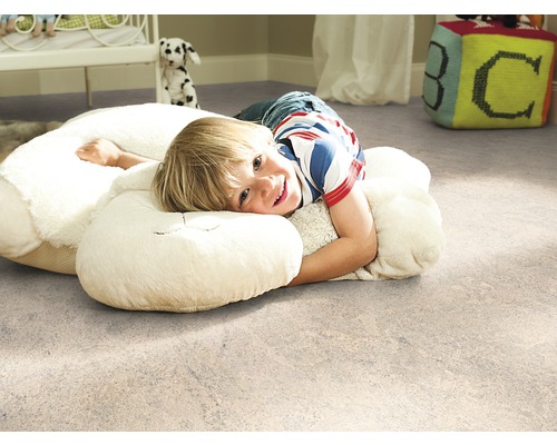 Detská izba s korkovou podlahou a dieťaťom na vankúši