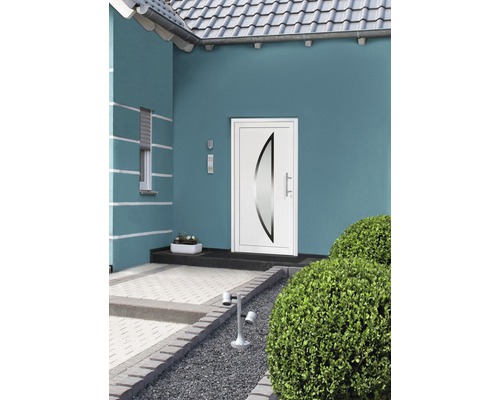 Vstupný priestor domu s vchodovými dverami so sklenou vložkou