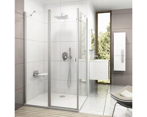 Kúpeľňa so sprchovacím kútom, umývadlom a závesnou skrinkou