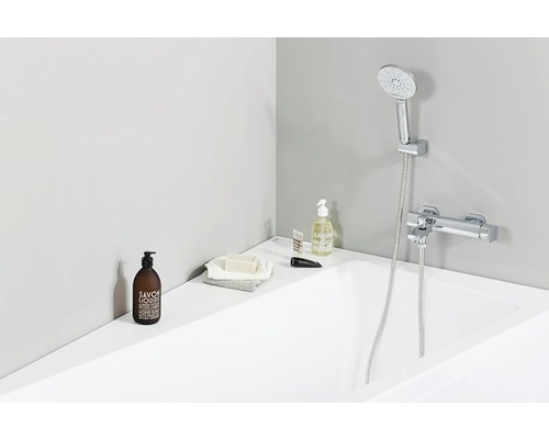 Roh kúpeľne s vaňou, batériou, sprchovou hlavicou a ošetrujúcimi produktmi