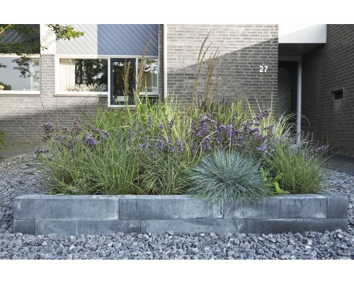 Kvetináč s rôznymi rastlinami v záhrade