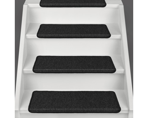 Schody s čiernymi stupnicami