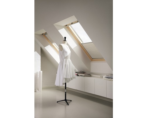 Svetlá podkrovná izba so strešnými oknami a krajčírskou figurínou