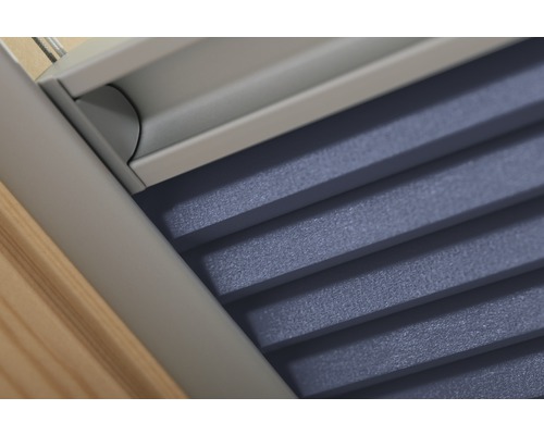 Detail modrej plisovanej žalúzie