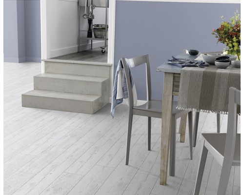 Jedáleň so stolom, stoličkami a svetlou drevenou podlahou