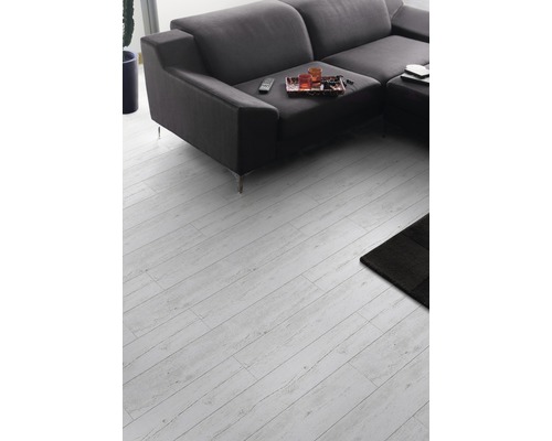 Obývacia izba s pohovkou a svetlou drevenou podlahou