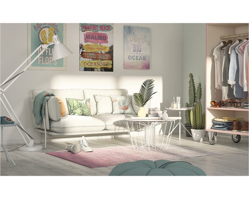 Obývacia izba s pohovkou, konferenčným stolíkom, stojacou lampou, kobercom, dekoráciami, obrazmi a šatníkovou skriňou.