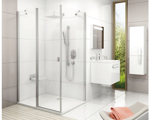 Kúpeľňa so sprchovacím kútom, umývadlom a zrkadlovou skrinkou