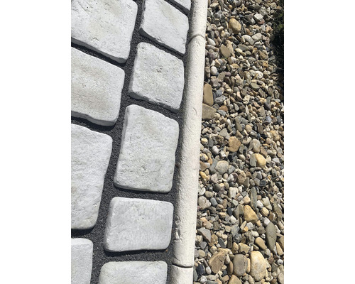 Detail dlažobných kameňov, obrubníkov a štrku v záhrade