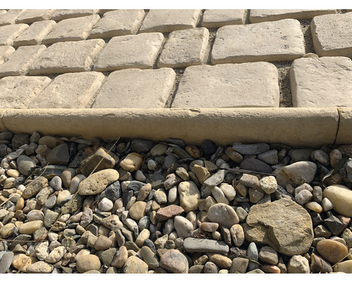 Detail dlažobných kociek a štrku pre záhradníctvo