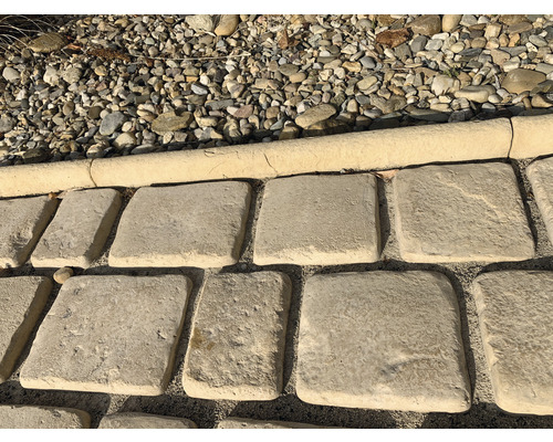 Štvorcové záhradné dlaždice z kameňa vedľa štrku