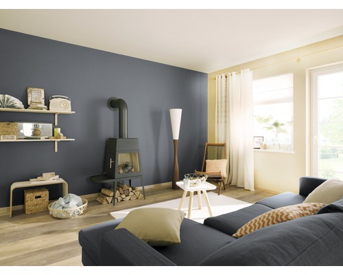 Obývacia izba s pohovkou, kachľami a policami