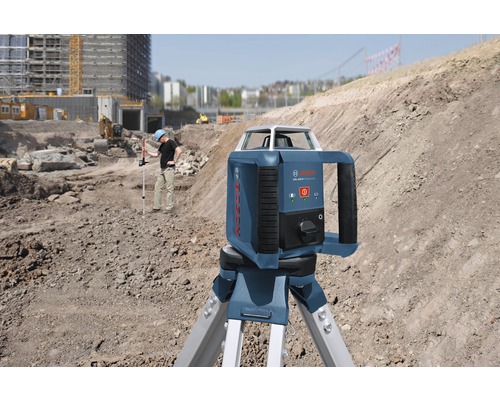 Logo Bosch Rotačný laser na stavenisku so stavebným robotníkom