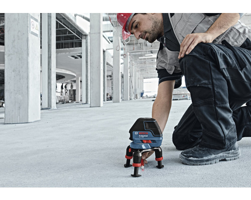 Stavebný robotník s čiarovým laserom Bosch Professional na vyrovnanie na stavenisku